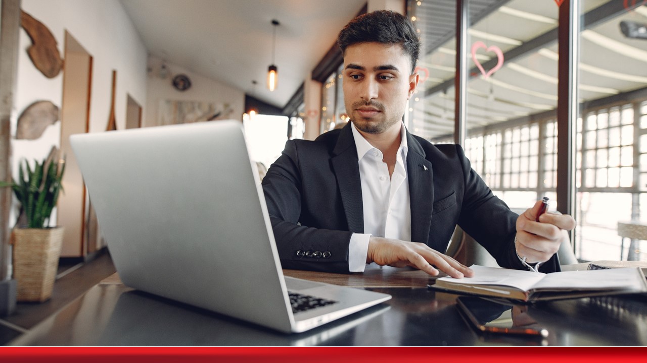 Who Should Choose an Online BBA? Students vs Working Professionals